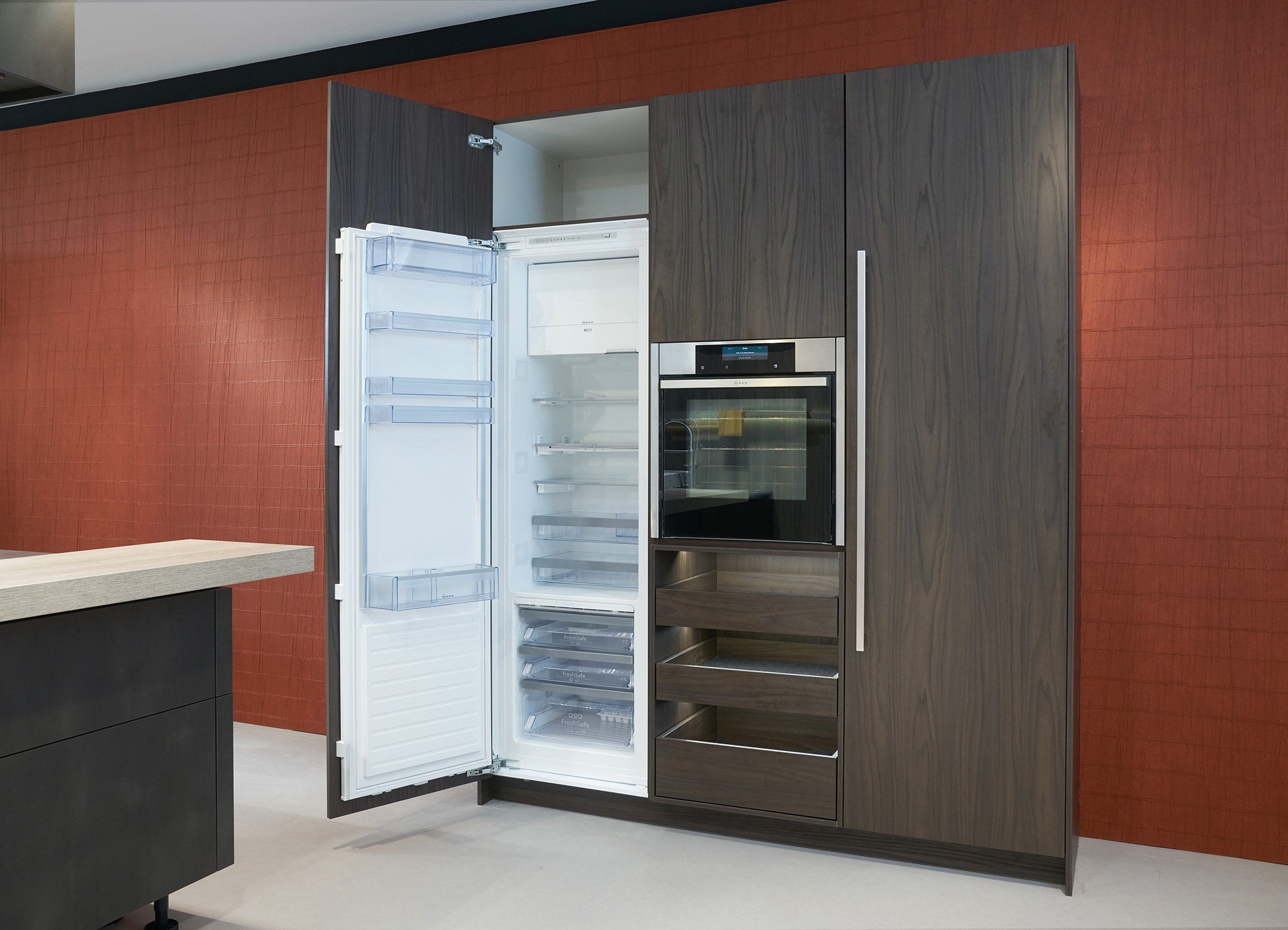 холодильник в пенале в кухне